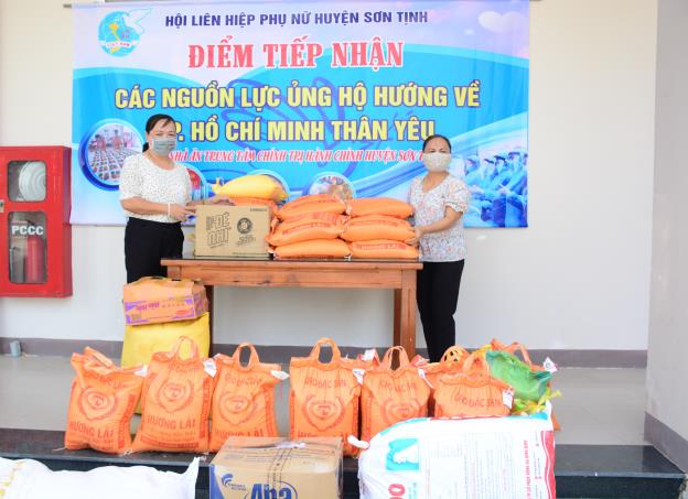 Hội LHPN huyện Sơn Tịnh tiếp nhận lương thực, thực phẩm gửi vào Thành phố Hồ Chí Minh