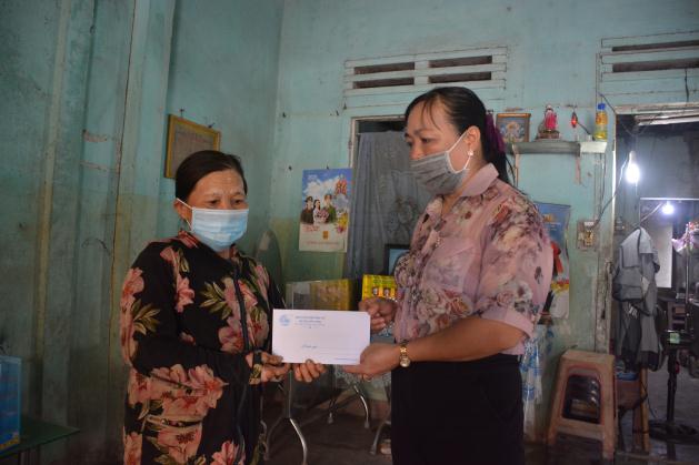 LHPN huyện Sơn Tịnh thăm hỏi, tặng quà các gia đình có công với cách mạng