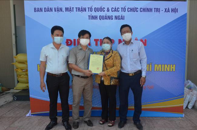 Ủy ban MTTQ Việt Nam xã Tịnh Đông ủng hộ người dân Thành phố Hồ Chí Minh