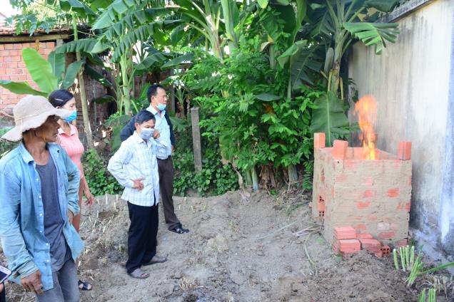 Hội LHPN xã Tịnh Hà nghiệm thu mô hình “Lò đốt rác hộ gia đình” tại thôn Hà Tây