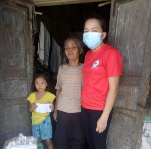 Hội Chữ thập đỏ huyện Sơn Tịnh, Hội Anh chị em Thiện nguyện Quảng Ngãi trao quà cho bà con bị ảnh hưởng bởi dịch Covid-19