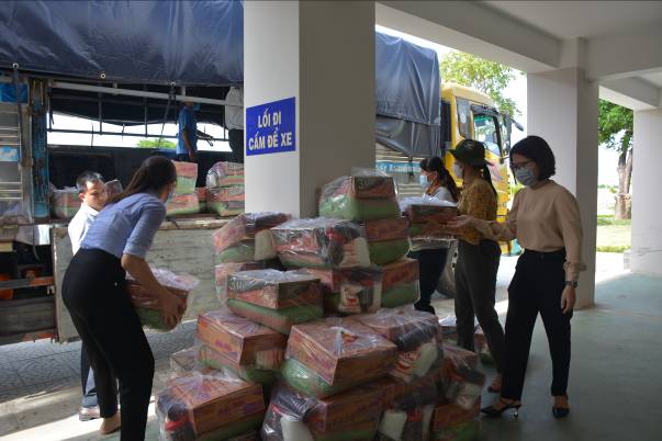 Sơn Tịnh gửi hơn 8 tấn hàng hỗ trợ người dân tỉnh Bình Dương