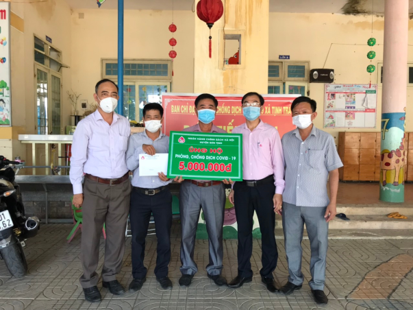 Ngân hàng Chính sách xã hội huyện Sơn Tịnh đến thăm, động viên và tặng quà cho khu cách ly phòng chống dịch Covid-19 tại xã Tịnh Trà