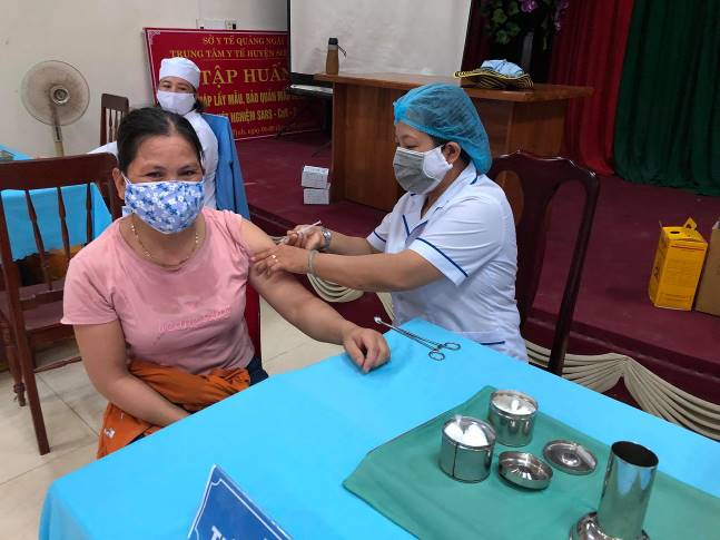 Huyện Sơn Tịnh tổ chức tiêm phòng vắc xin Covid-19 đợt 6 cho các đối tượng