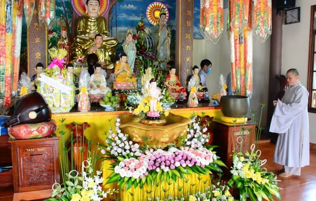 Sơn Tịnh: Thăm, tặng quà chúc mừng các chùa trên địa bàn huyện nhân dịp lễ Vu Lan báo hiếu năm 2021
