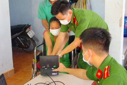 Công an huyện Sơn Tịnh tiếp tục triển khai mô hình “Gần dân sát việc” tổ chức cấp căn cước công dân tại nhà cho người già yếu, bệnh tật