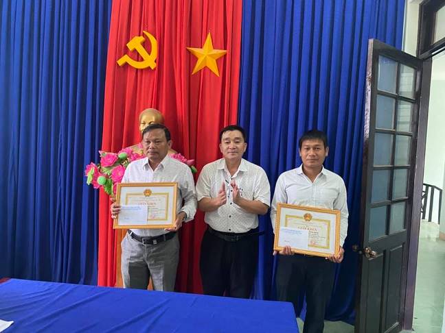Sơn Tịnh: Khen thưởng đột xuất cho 2 công dân hỗ trợ bắt trộm