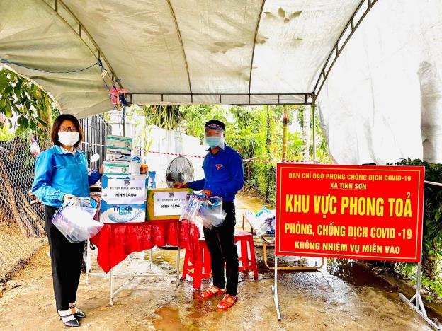 Huyện đoàn Sơn Tịnh trao 128 suất quà cho các hộ dân trong khu vực bị phong tỏa