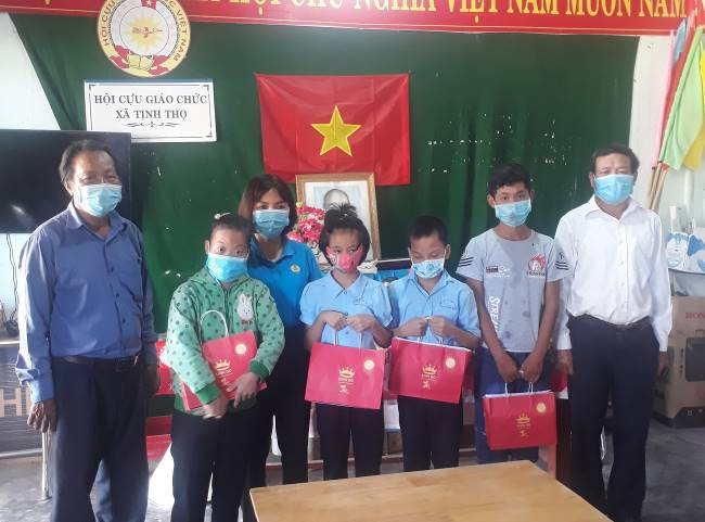 Ủy ban MTTQVN huyện Sơn Tịnh trao quà trung thu cho trẻ em có hoàn cảnh khó khăn