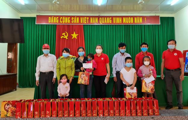 Hội Chữ thập đỏ huyện Sơn Tịnh tặng quà trung thu cho các em thiếu nhi