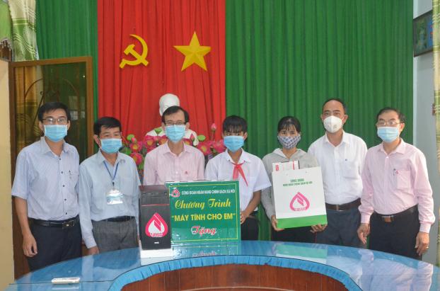 Ngân hàng Chính sách Xã hội tỉnh Quảng Ngãi tổ chức trao tặng máy tính cho học sinh có hoàn cảnh đặc biệt khó khăn