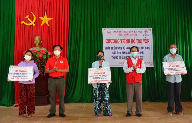 Hội Chữ thập đỏ tỉnh Quảng Ngãi hỗ trợ vốn phát triển sinh kế cho nạn nhân bom mìn sau chiến tranh ở huyện Sơn Tịnh
