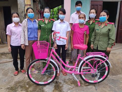 Sơn Tịnh: Hội Phụ nữ Công an huyện với hoạt động “Đồng hành cùng em đến trường”