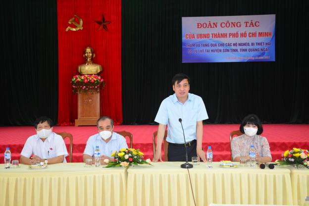 Đoàn công tác của UBND Thành phố Hồ Chí Minh đến thăm và tặng quà cho các hộ nghèo, bị thiệt hại do lũ lụt tại huyện Sơn Tịnh
