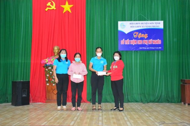 Hội LHPN xã Tịnh Phong hỗ trợ gian hàng không đồng cho phụ nữ nghèo