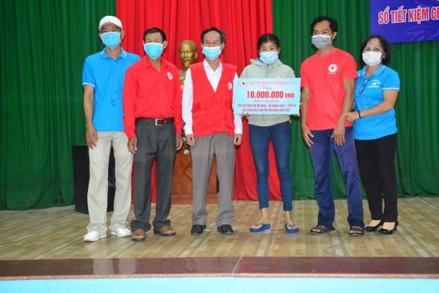 Hội Chữ thập đỏ huyện Sơn Tịnh tặng sổ tiết kiệm cho phụ nữ nghèo