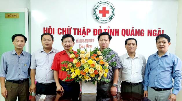 Lãnh đạo huyện Sơn Tịnh thăm Hội chữ thập đỏ tỉnh Quảng ngãi nhân kỷ niệm 75 năm ngày thành lập Hội