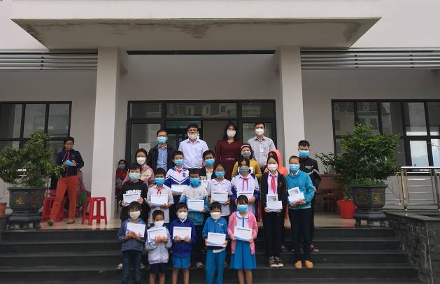 Sơn Tịnh trao tặng 29 máy tính bảng từ Chương trình 