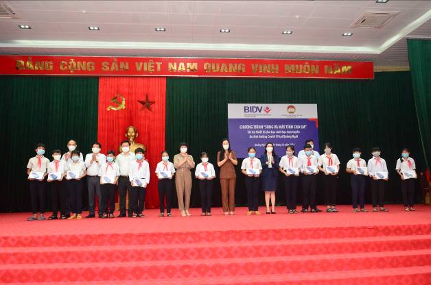 Bí thư Tỉnh ủy trao tặng máy tính bảng cho các em học sinh tại huyện Sơn Tịnh