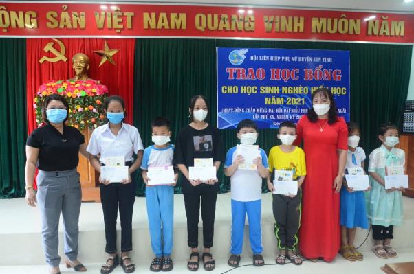 Hội LHPN huyện Sơn Tịnh trao học bổng cho học sinh nghèo hiếu học năm 2021