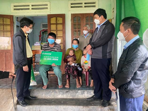 Ủy ban MTTQVN tỉnh Quảng Ngãi tặng quà cho gia đình trong chuyên mục Kết nối những tấm lòng ở xã Tịnh Sơn