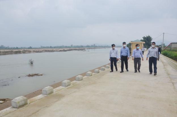 Sở Nông nghiệp và Phát triển nông thôn tỉnh Quảng Ngãi kiểm tra công tác nghiệm thu công trình kè chống sạt lở bờ Bắc sông Trà Khúc, đoạn qua xã Tịnh Minh