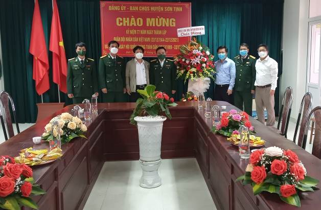 Lãnh đạo huyện Sơn Tịnh thăm Ban CHQS huyện nhân kỷ niệm 77 năm Ngày thành lập Quân đội nhân dân Việt Nam