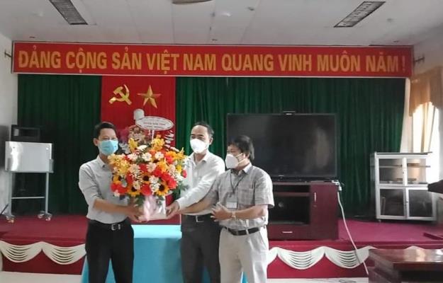 Lãnh đạo huyện Sơn Tịnh thăm, chúc mừng Trung tâm Y tế huyện nhân kỷ niệm 60 năm ngày truyền thống ngành Dân số Việt Nam