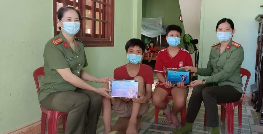 Đoàn Thanh niên Công an tỉnh trao tặng máy tính bảng cho 2 em học sinh có hoàn cảnh đặc biệt khó khăn ở xã Tịnh Sơn