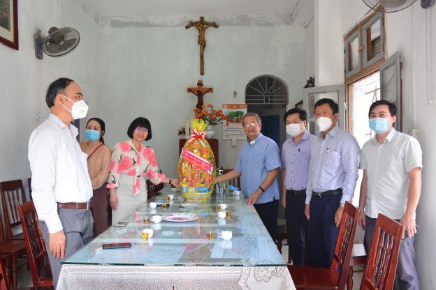 Lãnh đạo huyện Sơn Tịnh thăm các cơ sở tôn giáo nhân dịp lễ Giáng sinh năm 2021