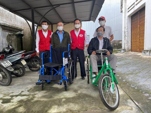 Hội Chữ thập đỏ huyện Sơn Tịnh trao tặng xe lăn, xe lắc cho người khuyết tật