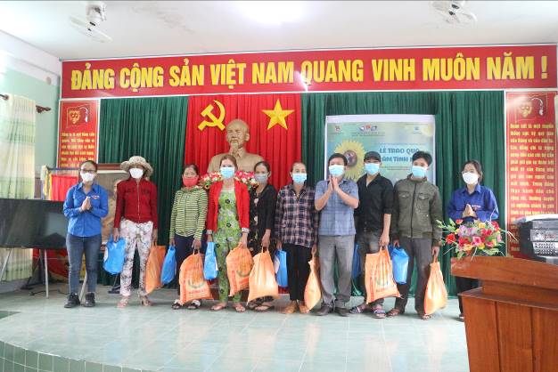 Trường đại học kinh tế Đà Nẵng trao 30 suất quà tết tại xã Tịnh Trà