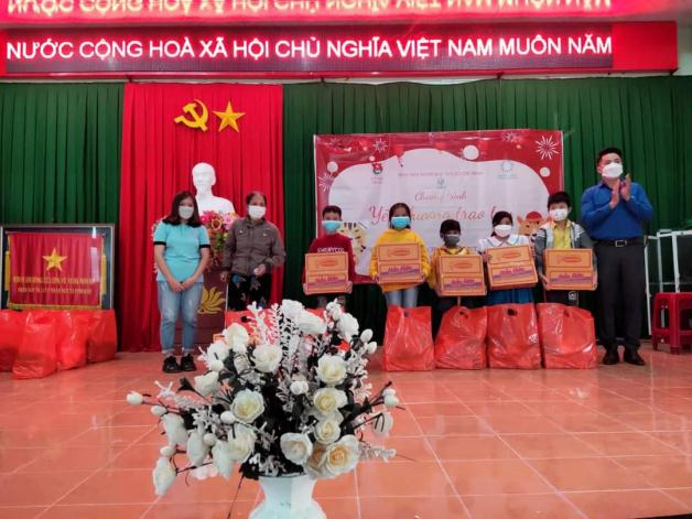 Quỹ học bổng SEED trao quà Tết cho gia đình khó khăn, hộ neo đơn, học sinh có hoàn cảnh khó khăn ở huyện Sơn Tịnh