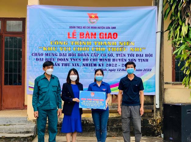 Huyện đoàn Sơn Tịnh bàn giao công trình Khu vui chơi cho thiếu nhi tại xã Tịnh Minh