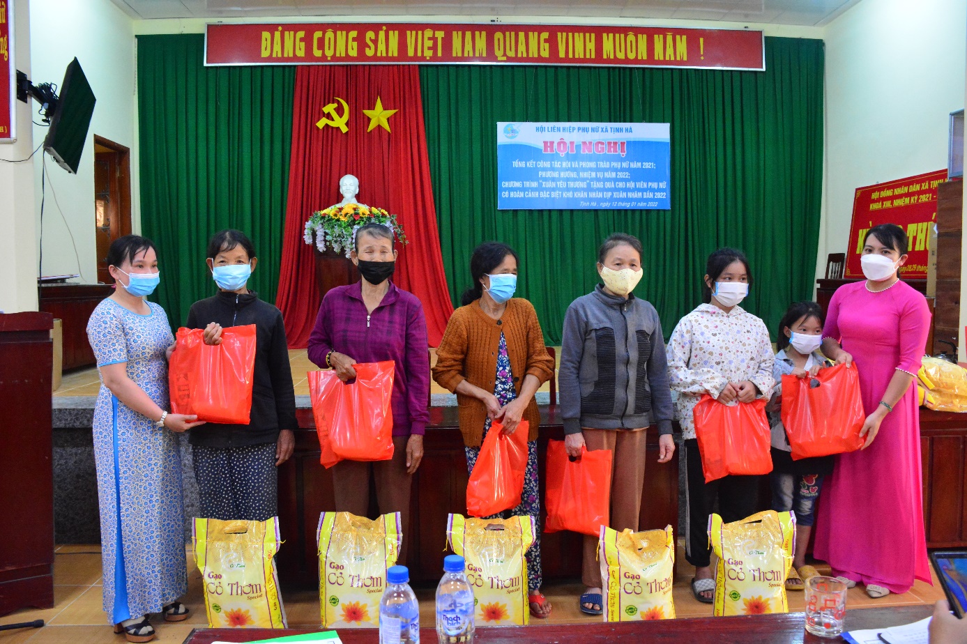 Hội LHPN xã Tịnh Hà tặng 33 suất quà Tết cho hội viên phụ nữ khó khăn