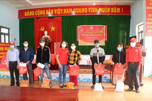 Hội Chữ thập đỏ huyện Sơn Tịnh tặng quà Tết cho người nghèo và nạn nhân chất độc da cam