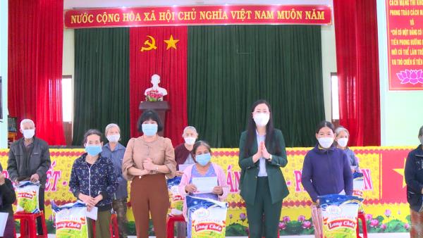 Bí thư Tỉnh ủy Bùi Thị Quỳnh Vân thăm, tặng quà Tết cho 200 hộ gia đình chính sách, hộ nghèo, hộ khó khăn ở xã Tịnh Giang
