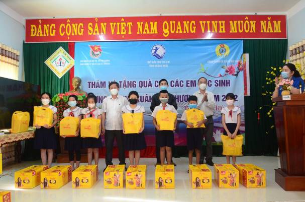 Quỹ bảo trợ trẻ em tỉnh Quảng Ngãi tặng quà Tết cho học sinh có hoàn cảnh khó khăn tại huyện Sơn Tịnh