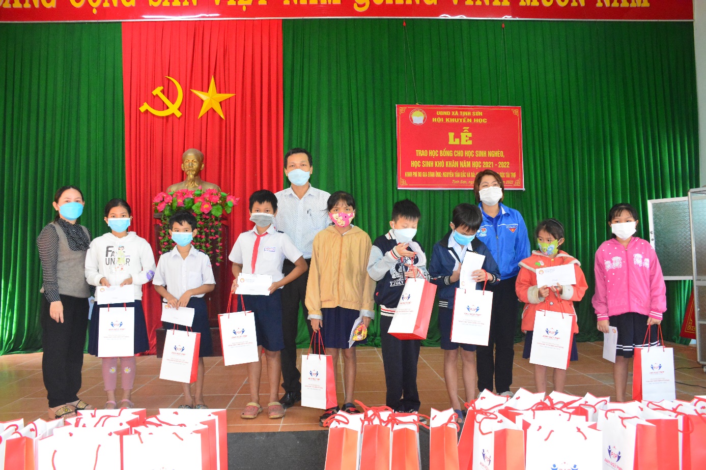 Hội Khuyến học xã Tịnh Sơn trao học bổng cho học sinh nghèo, hiếu học