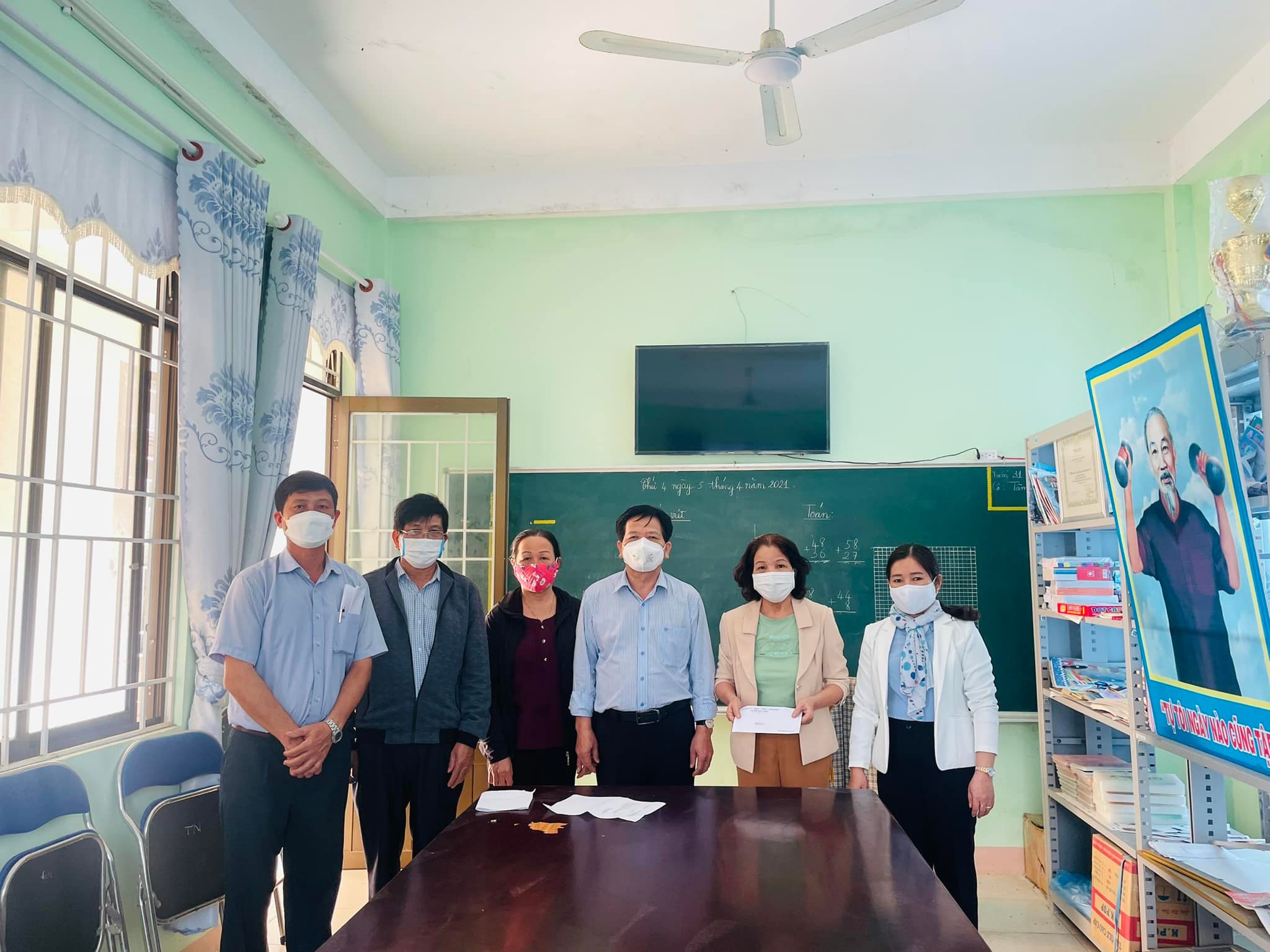 Chủ tịch UBND huyện Sơn Tịnh thăm và trao quà cho lớp học tình thương tại xã Tịnh Giang nhân dịp Tết Nguyên đán
