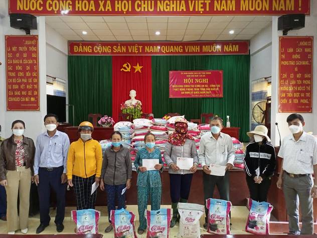 Trung tướng Phạm Nam Tào tặng 1 tấn gạo Tết cho người dân xã Tịnh Minh