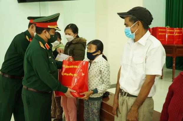 Trung tướng Trịnh Đình Thạch thăm, trao tặng quà cho người nghèo, bộ đội phục viên xuất ngũ xã Tịnh Bắc