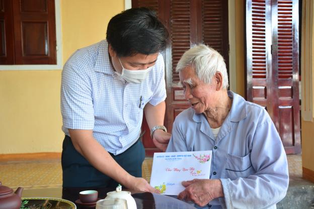Lãnh đạo huyện Sơn Tịnh thăm, tặng quà gia đình chính sách nhân dịp Tết Nguyên đán Nhâm Dần 2022