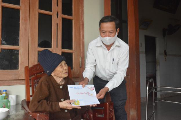 Ủy ban MTTQ Việt Nam huyện Sơn Tịnh thăm, tặng quà Tết cho 29 Mẹ Việt Nam Anh hùng