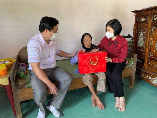 Ủy viên Thường trực Ủy ban đối ngoại của Quốc hội Trần Thị Hồng An thăm, chúc Tết gia đình chính sách ở huyện Sơn Tịnh