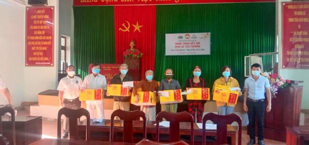Ủy ban MTTQ Việt Nam xã Tịnh Sơn trao tặng quà Tết cho hộ nghèo, cận nghèo, hộ có hoàn cảnh khó khăn