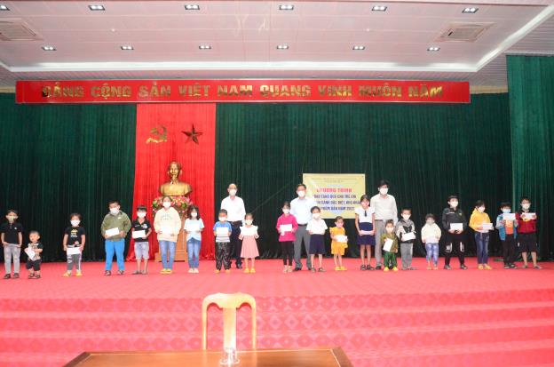 Quỹ Bảo trợ trẻ em tỉnh trao 50 suất quà Tết cho trẻ em có hoàn cảnh đặc biệt, khó khăn tại huyện Sơn Tịnh