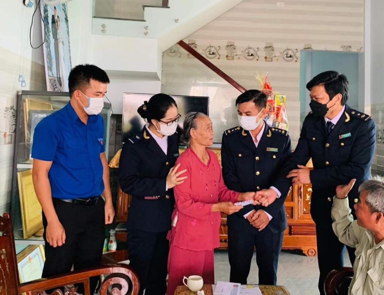 Thăm, tặng quà gia đình Mẹ Việt Nam anh hùng Trịnh Thị Kinh
