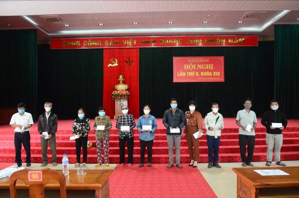 Ủy ban MTTQ Việt Nam huyện Sơn Tịnh trao quà cho 80 hộ nghèo, cận nghèo có hoàn cảnh khó khăn