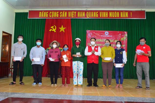 Hội Chữ thập đỏ tỉnh Quảng Ngãi tổ chức chương trình trao quà “Tết vì người nghèo và nạn nhân chất độc da cam” tại huyện Sơn Tịnh